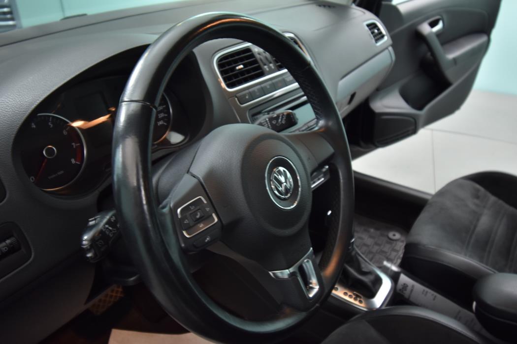 VOLKSWAGEN Polo 2011