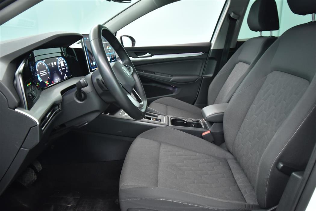 VOLKSWAGEN Golf 2024