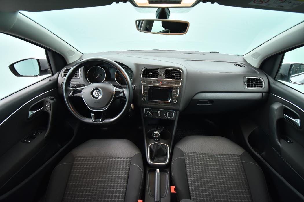 VOLKSWAGEN Polo 2015