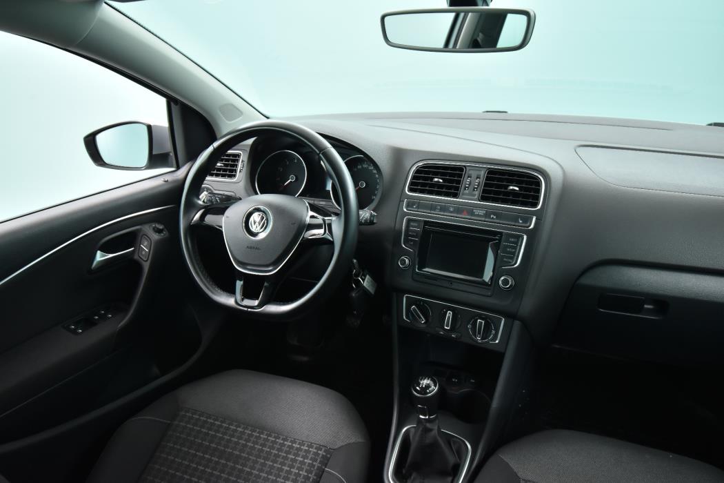 VOLKSWAGEN Polo 2015