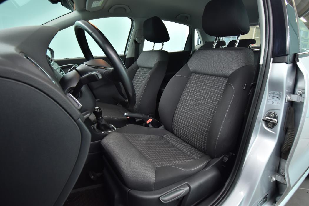 VOLKSWAGEN Polo 2015