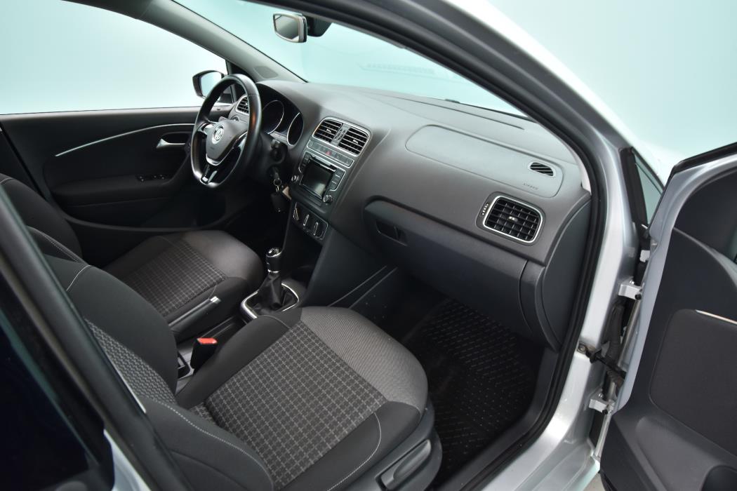 VOLKSWAGEN Polo 2015