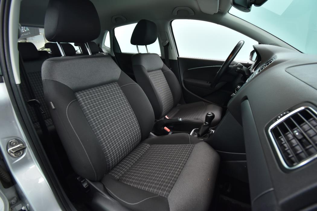 VOLKSWAGEN Polo 2015