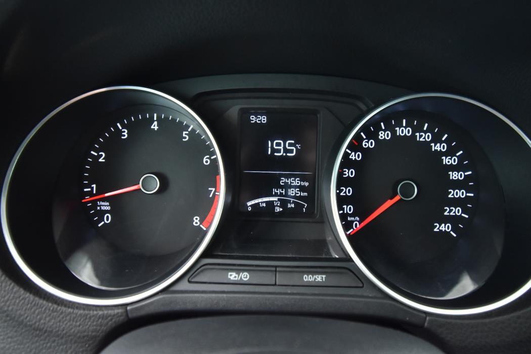 VOLKSWAGEN Polo 2015