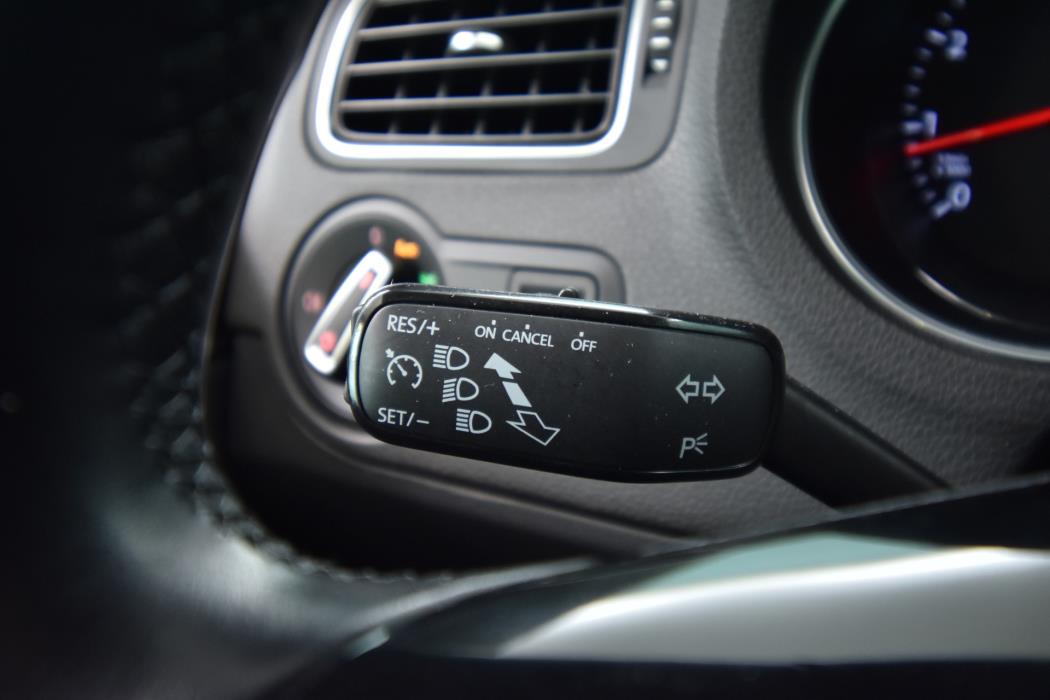 VOLKSWAGEN Polo 2015