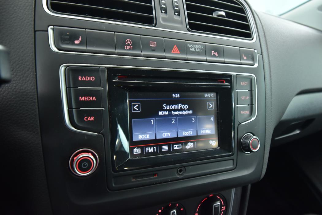 VOLKSWAGEN Polo 2015