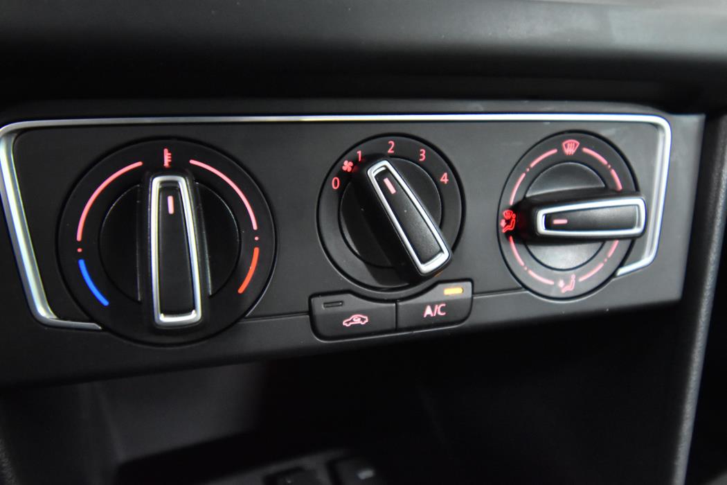 VOLKSWAGEN Polo 2015