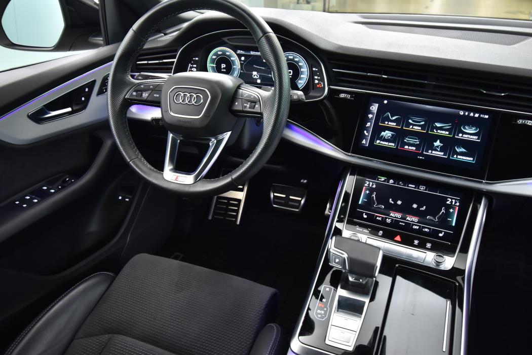 AUDI Q8 2021