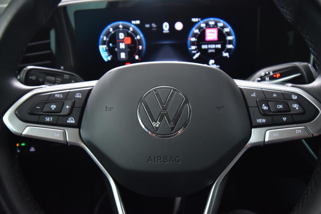 VOLKSWAGEN Passat 2024