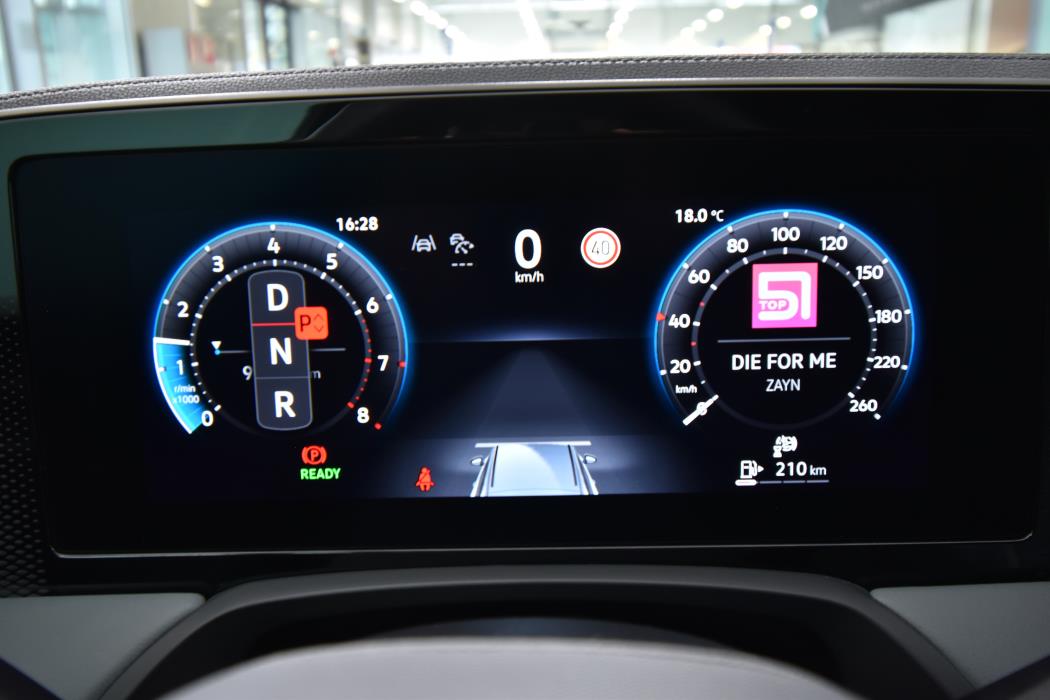 VOLKSWAGEN Passat 2024