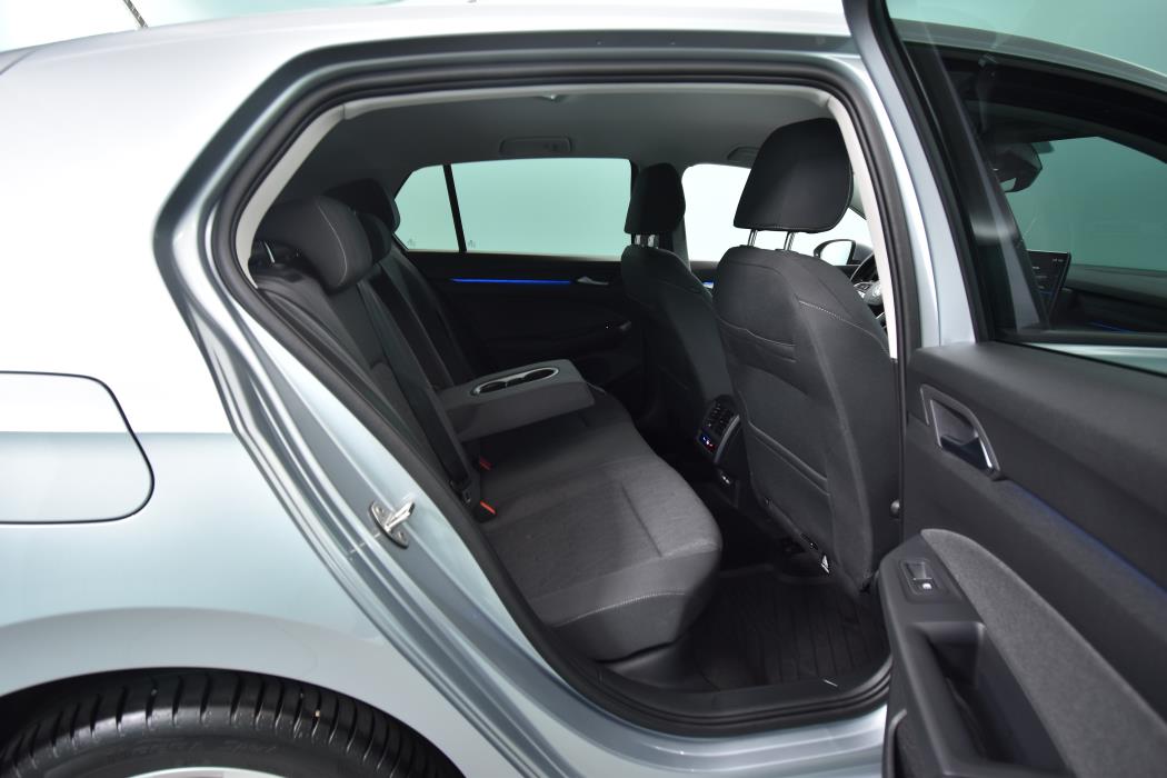 VOLKSWAGEN Golf 2025