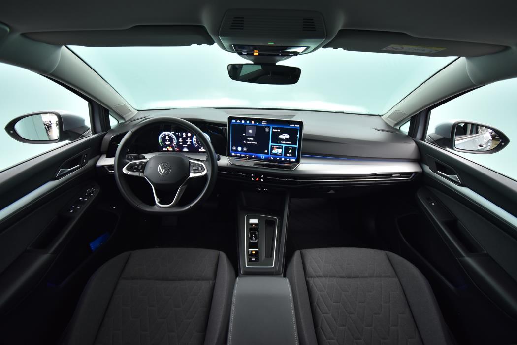 VOLKSWAGEN Golf 2025
