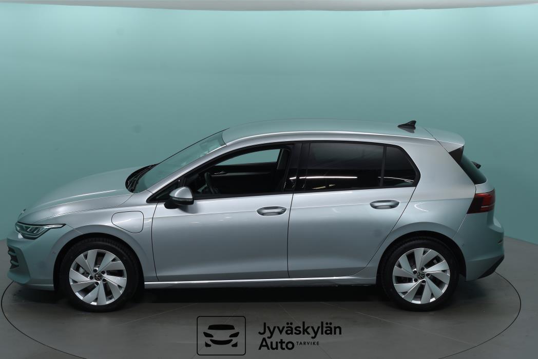VOLKSWAGEN Golf 2025