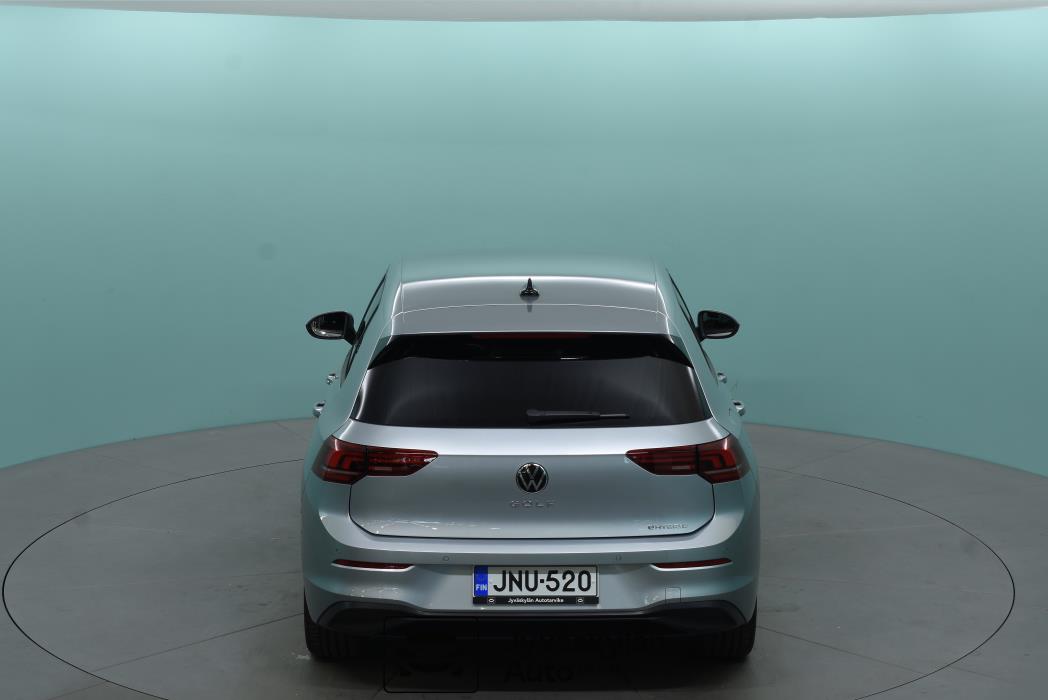 VOLKSWAGEN Golf 2025