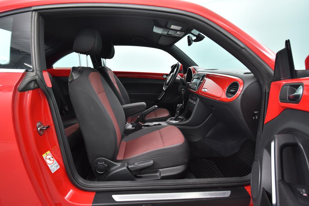 VOLKSWAGEN Beetle 2013