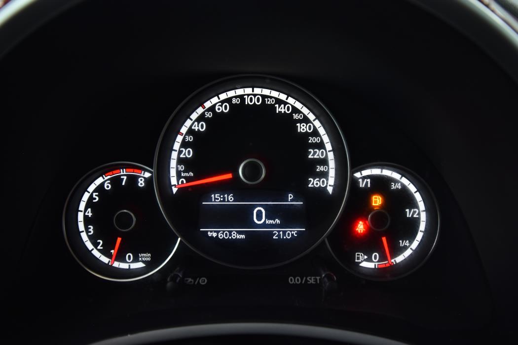 VOLKSWAGEN Beetle 2013