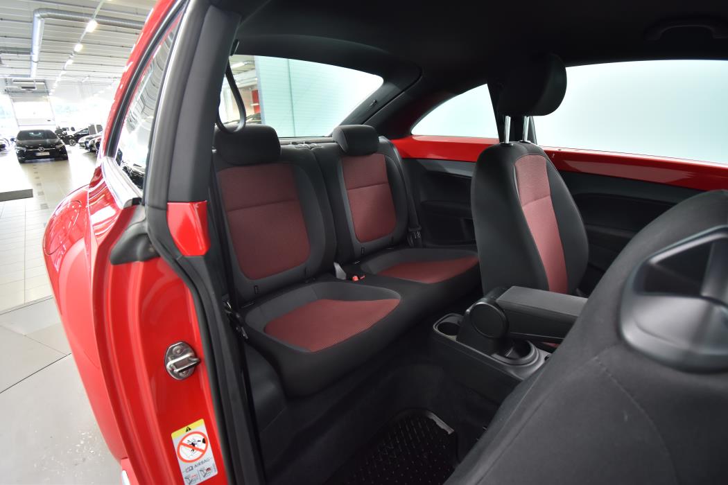 VOLKSWAGEN Beetle 2013