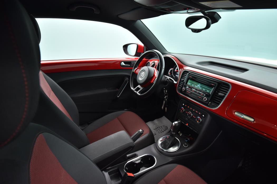 VOLKSWAGEN Beetle 2013