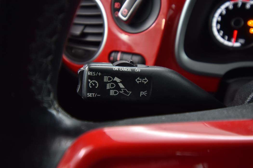 VOLKSWAGEN Beetle 2013