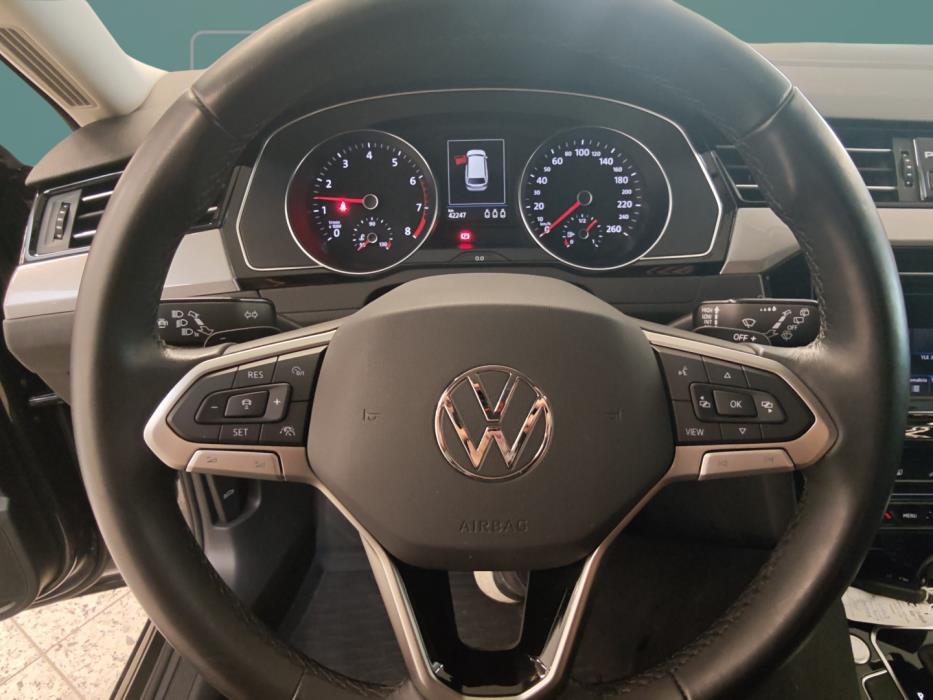 VOLKSWAGEN Passat 2023