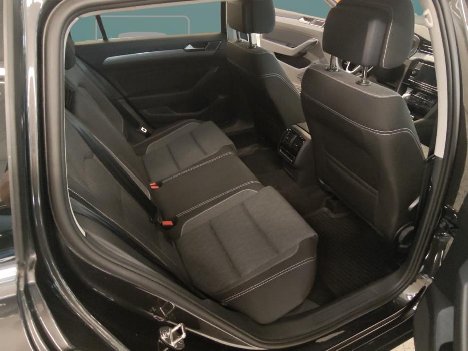 VOLKSWAGEN Passat 2023