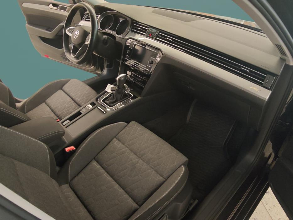 VOLKSWAGEN Passat 2023