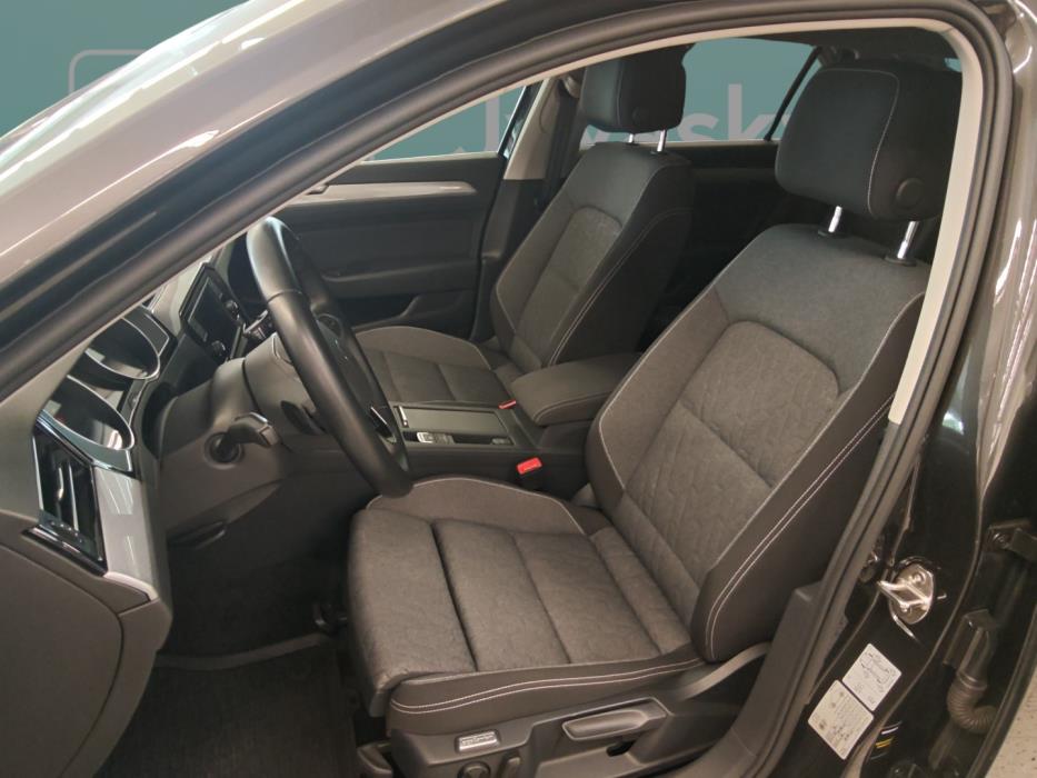 VOLKSWAGEN Passat 2023
