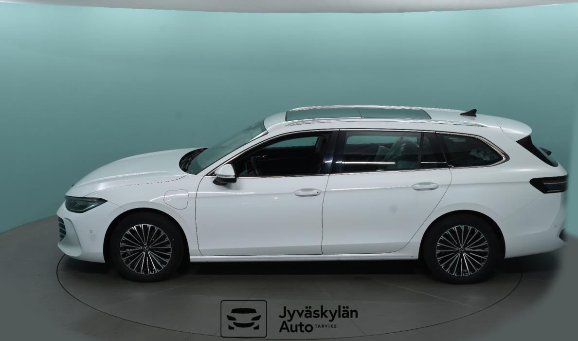 VOLKSWAGEN Passat 2024