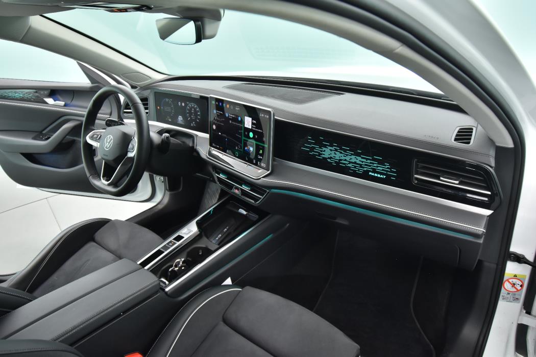 VOLKSWAGEN Passat 2024
