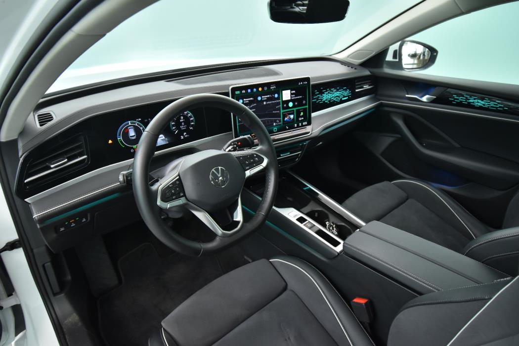 VOLKSWAGEN Passat 2024