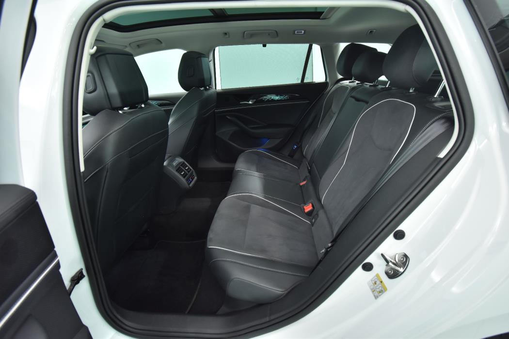 VOLKSWAGEN Passat 2024