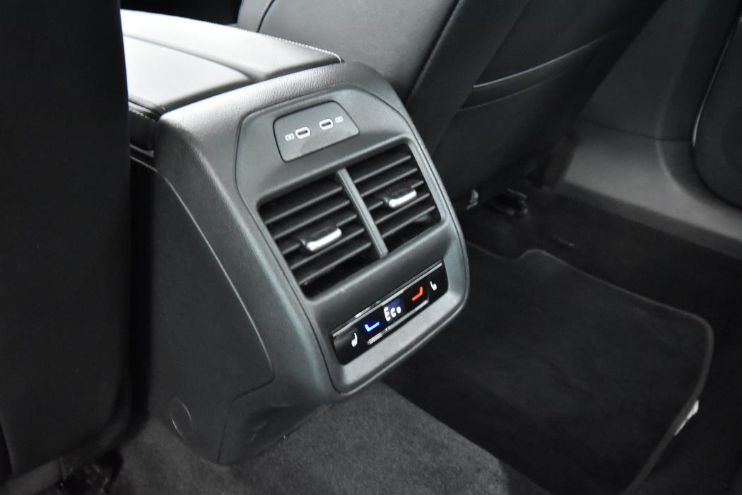 VOLKSWAGEN Passat 2024