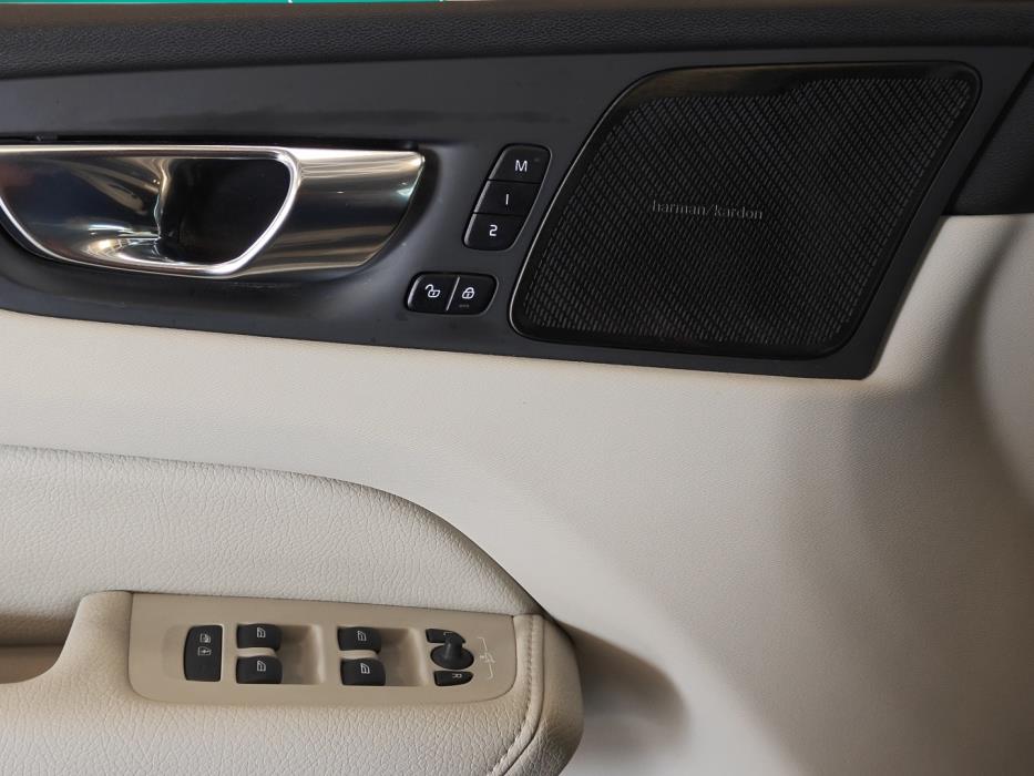 VOLVO XC60 2021