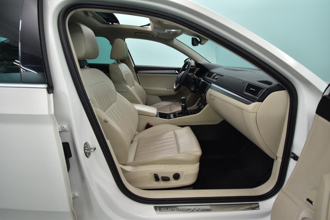SKODA Superb 2016