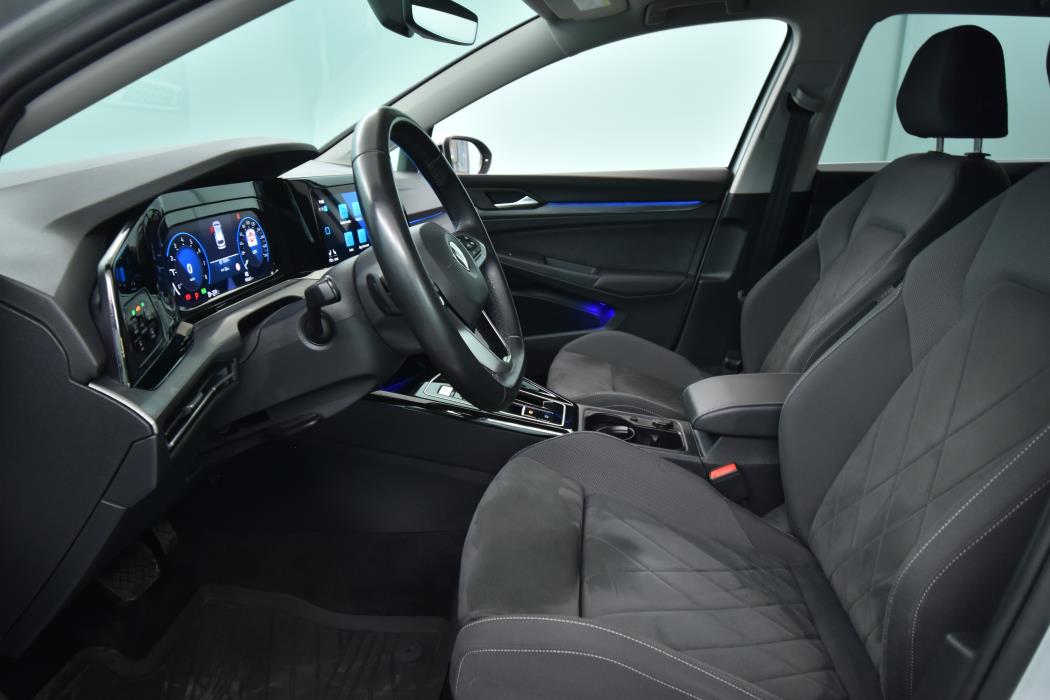VOLKSWAGEN Golf 2023