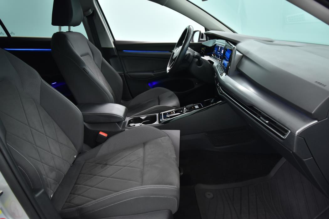 VOLKSWAGEN Golf 2023