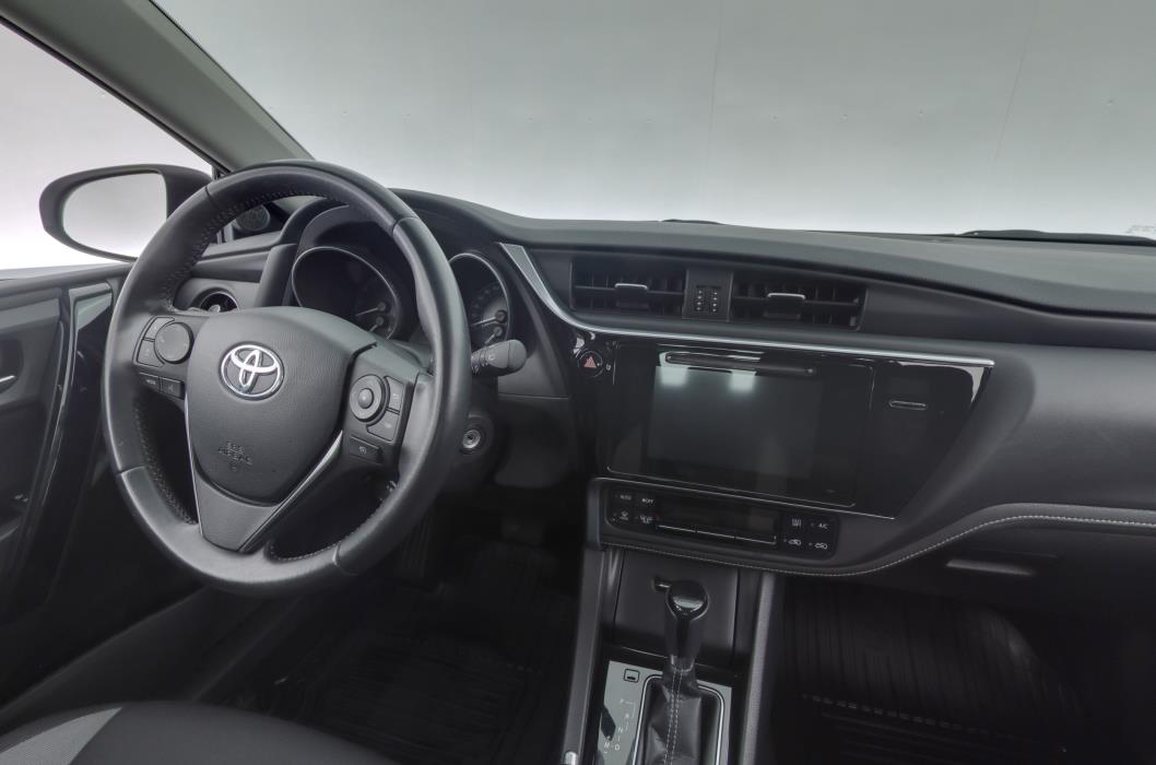 TOYOTA AURIS 2016