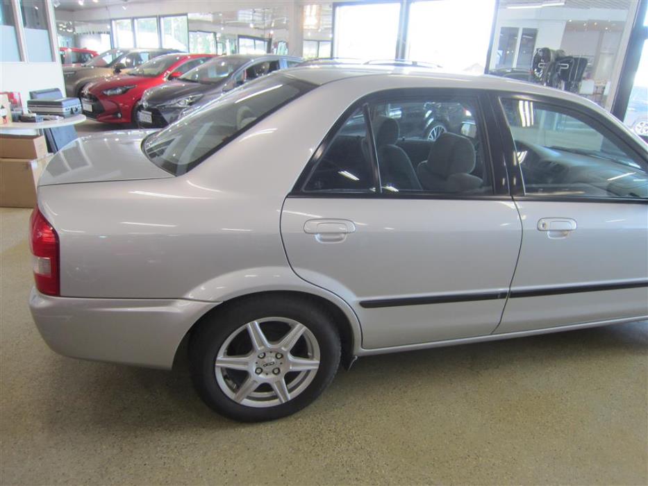 Mazda 323 1999