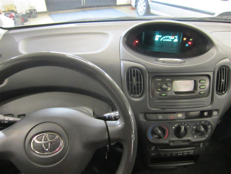 Toyota Yaris Verso 2003