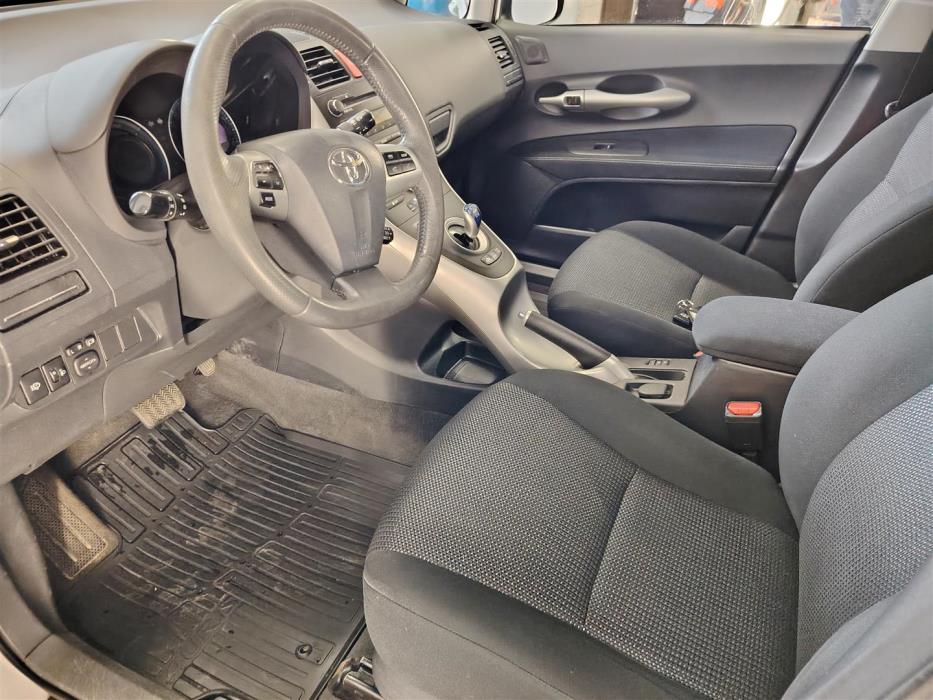 TOYOTA AURIS 2011