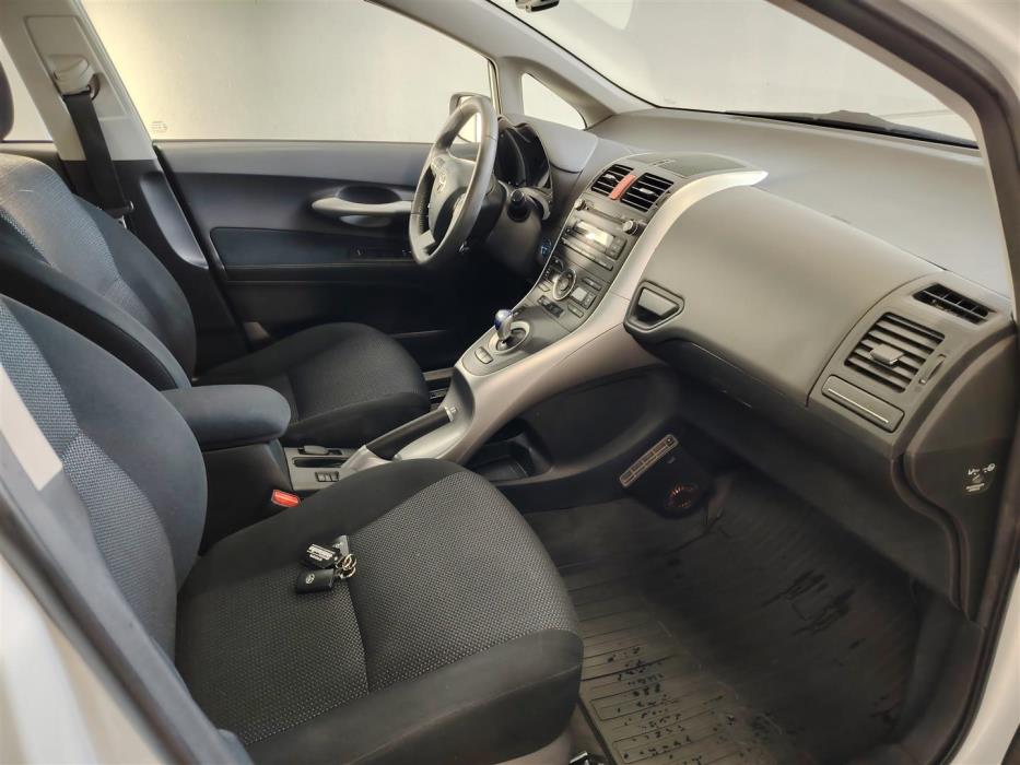 TOYOTA AURIS 2011