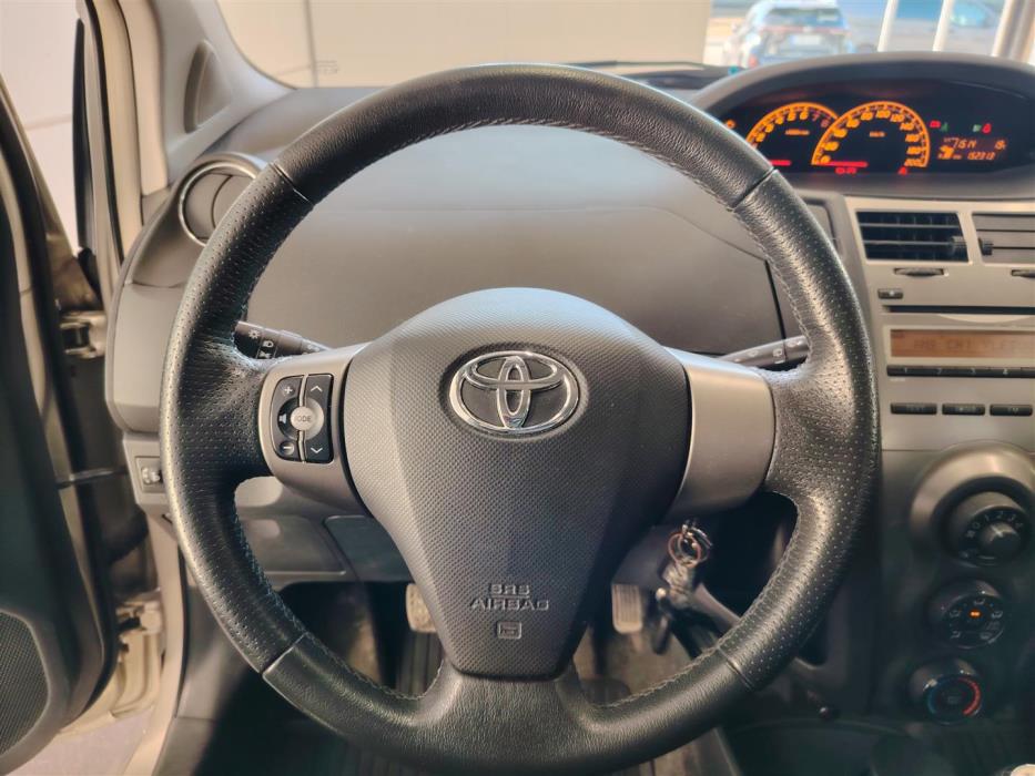 TOYOTA YARIS 2011