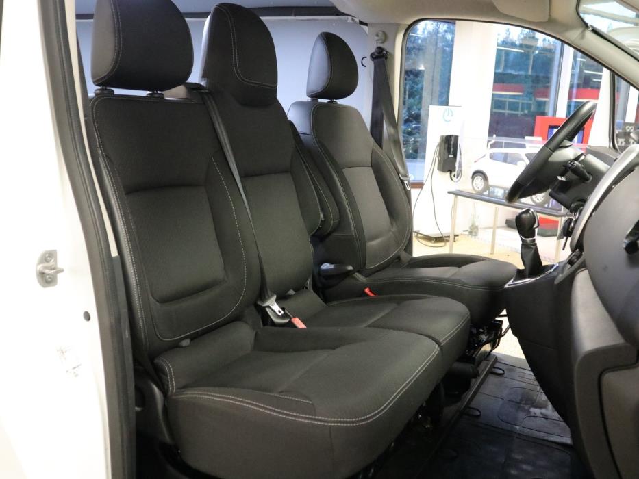 NISSAN NV300 2022