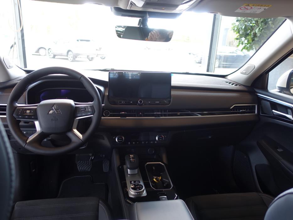 MITSUBISHI Outlander 2026