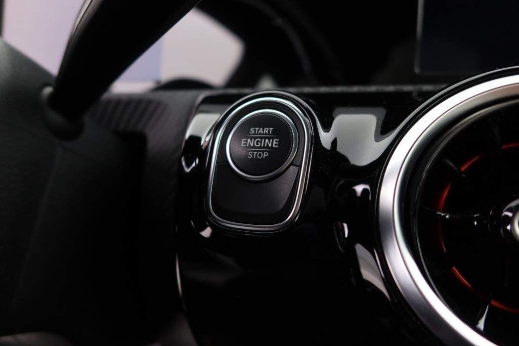 MERCEDES-BENZ A 2020