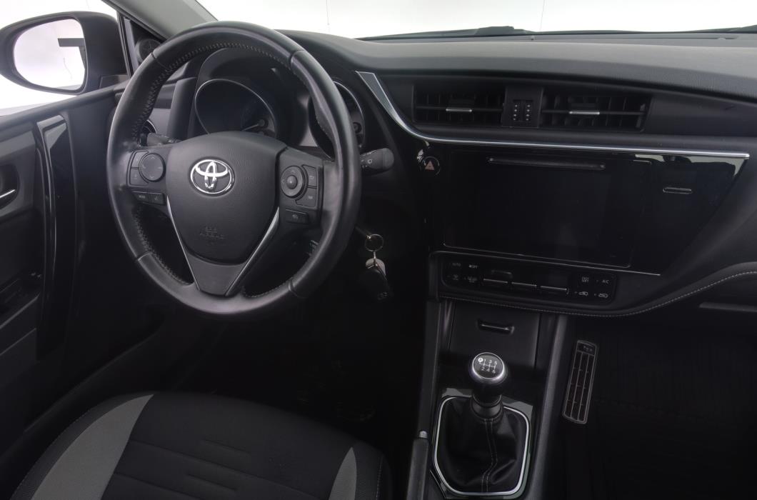 TOYOTA Auris 2015
