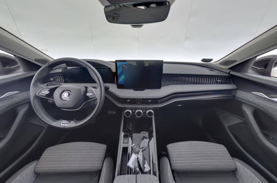 SKODA Superb 2025