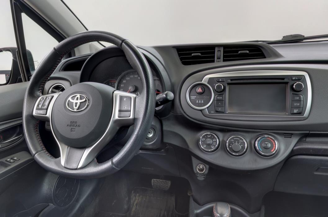 TOYOTA Yaris 2012