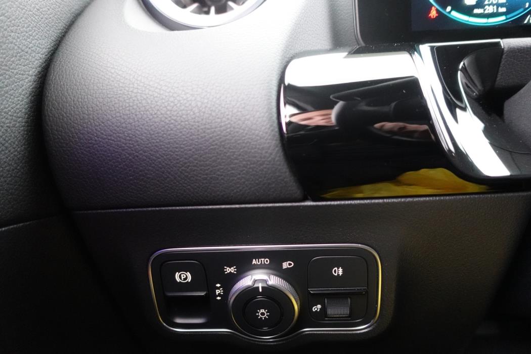 MERCEDES-BENZ EQA 2022