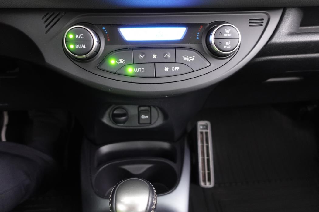 TOYOTA Yaris 2015